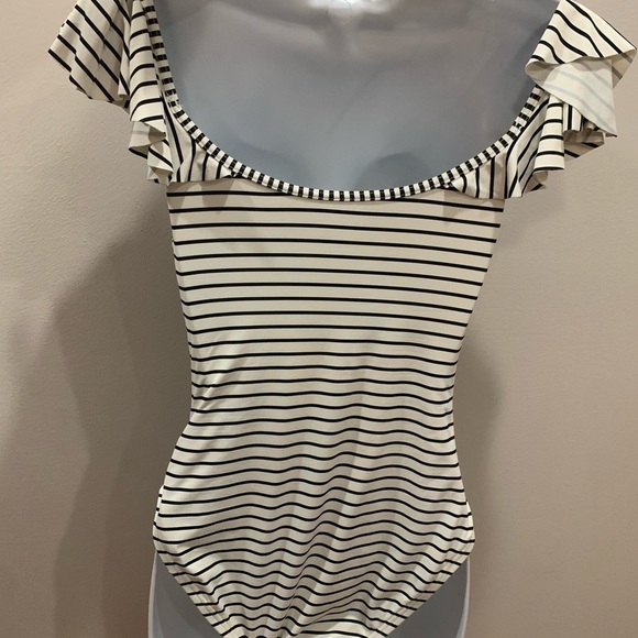 Vince Camuto Striped Ruffled Off The Shoulder One Piece Swimsuit Size 6 - Picture 6 of 14